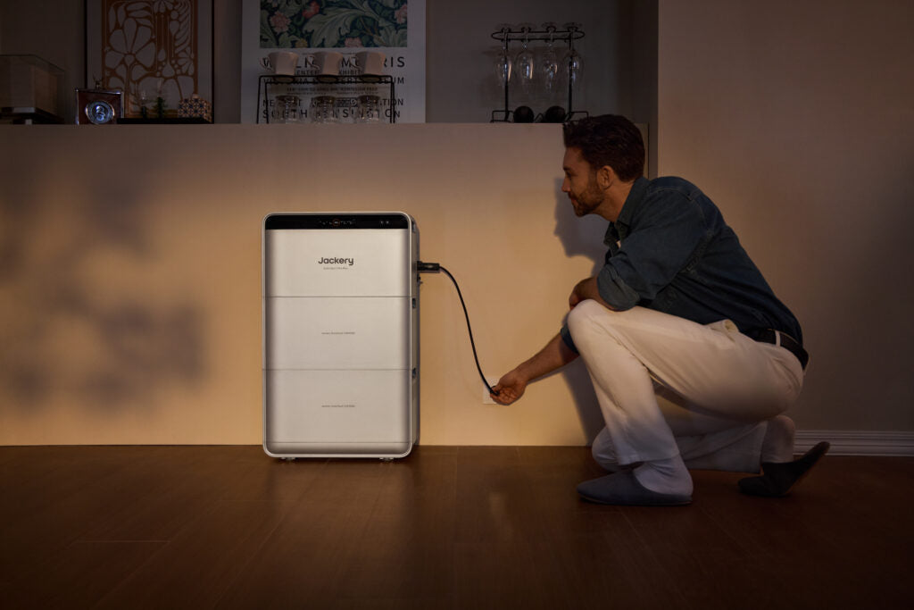 Opgeladen thuisbatterij in de bijkeuken
